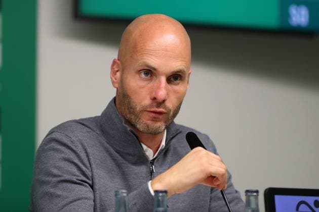 Bremen vs. VfL, 1. BL Bremen, 07.11.2025, FUßBALL - SV Werder Bremen vs. VfL Wolfsburg, 1. BL, Saison 2025 26. Cheftrainer Paul Simonis (VfL Wolfsburg) während der Pressekonferenz. Bremen