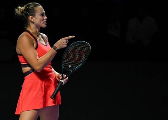 WTA, Tennis Damen Finals 2025 - Day Seven RIYADH, SAUDI ARABIA NOVEMBER 7: Aryna Sabalenka plays against Amanda Anisimova of the United States during their semifinal match on Day 7 of the 2025 WTA Finals, part of the Hologic WTA Tour, at King Saud University Indoor Arena in Riyadh, Saudi Arabia, on November 7, 2025. Riyadh Saudi Arabia  Copyright: xSTRx originalFilename:str-wtafinal251107_npbOq.jpg
