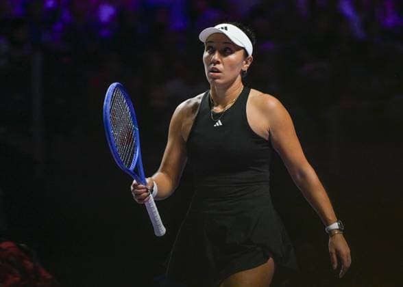 WTA, Tennis Damen Finals 2025 - Day Seven RIYADH, SAUDI ARABIA NOVEMBER 7: Jessica Pegula of the United States plays against Elena Rybakina of Kazakhstan during their semifinal match on Day 7 of the 2025 WTA Finals, part of the Hologic WTA Tour, at King Saud University Indoor Arena in Riyadh, Saudi Arabia, on November 7, 2025. Riyadh Saudi Arabia  Copyright: xSTRx originalFilename:str-wtafinal251107_npg4Q.jpg