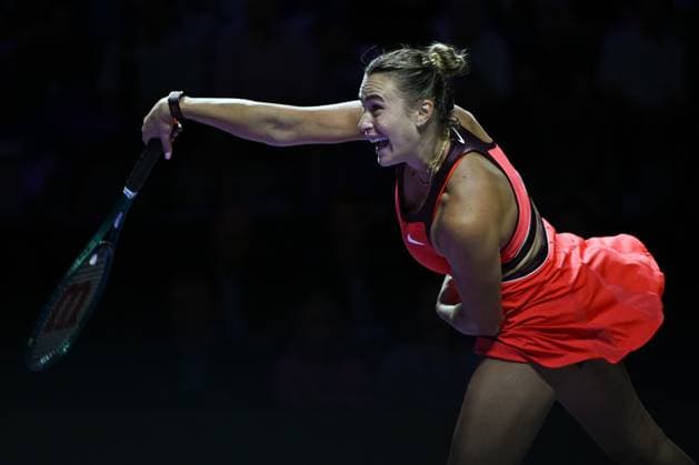 WTA, Tennis Damen Finals 2025 - Day Seven RIYADH, SAUDI ARABIA NOVEMBER 7: Aryna Sabalenka plays against Amanda Anisimova of the United States during their semifinal match on Day 7 of the 2025 WTA Finals, part of the Hologic WTA Tour, at King Saud University Indoor Arena in Riyadh, Saudi Arabia, on November 7, 2025. Riyadh Saudi Arabia  Copyright: xSTRx originalFilename:str-wtafinal251107_npV0M.jpg