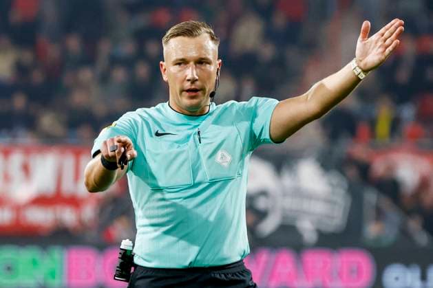 referee Martijn Vos gestures FC Twente v SC Telstar, Eredivisie, FC Twente 65 v Telstar 1963, De Grolsch Veste Stadium, November 7, 2025, Enschede, Netherlands.