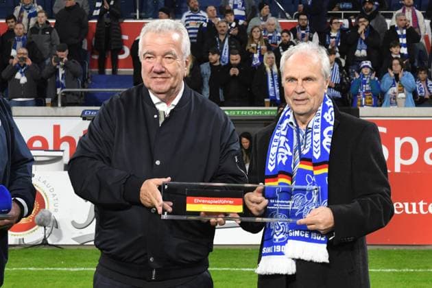 V.l.n.r. Peter Frymuth und Ehrenspielfuehrer der deutschen Nationalmannschaft Bernard Dietz ( MSV Duisburg ). GER, MSV Duisburg vs SV Waldhof Mannheim 07, Fussball, 3. Liga, 14. Spieltag, Spielzeit 2025 2026, 07.11.2025 DFL DFB REGULATIONS PROHIBIT ANY USE OF PHOTOGRAPHS AS IMAGE SEQUENCES AND OR QUASI-VIDEO GER, MSV Duisburg vs SV Waldhof Mannheim 07, Fussball, 3. Liga, 14. Spieltag, Spielzeit 2025 2026, 07.11.2025 Duisburg Copyright: xEibner-Pressefoto ThomasxThienelx EP_TTL