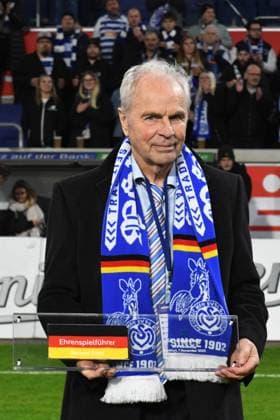 Ehrenspielfuehrer der deutschen Nationalmannschaft Bernard Dietz ( MSV Duisburg ). GER, MSV Duisburg vs SV Waldhof Mannheim 07, Fussball, 3. Liga, 14. Spieltag, Spielzeit 2025 2026, 07.11.2025 DFL DFB REGULATIONS PROHIBIT ANY USE OF PHOTOGRAPHS AS IMAGE SEQUENCES AND OR QUASI-VIDEO GER, MSV Duisburg vs SV Waldhof Mannheim 07, Fussball, 3. Liga, 14. Spieltag, Spielzeit 2025 2026, 07.11.2025 Duisburg Copyright: xEibner-Pressefoto ThomasxThienelx EP_TTL