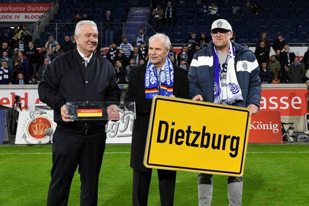 V.l.n.r. Peter Frymuth, Ehrenspielfuehrer der deutschen Nationalmannschaft Bernard Dietz ( MSV Duisburg ) und Oberbuergermeister Soeren Link. GER, MSV Duisburg vs SV Waldhof Mannheim 07, Fussball, 3. Liga, 14. Spieltag, Spielzeit 2025 2026, 07.11.2025 DFL DFB REGULATIONS PROHIBIT ANY USE OF PHOTOGRAPHS AS IMAGE SEQUENCES AND OR QUASI-VIDEO GER, MSV Duisburg vs SV Waldhof Mannheim 07, Fussball, 3. Liga, 14. Spieltag, Spielzeit 2025 2026, 07.11.2025 Duisburg Copyright: xEibner-Pressefoto ThomasxThienelx EP_TTL