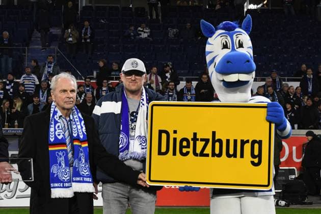 V.l.n.r. Ehrenspielfuehrer der deutschen Nationalmannschaft Bernard Dietz ( MSV Duisburg ) Oberbuergermeister Soeren Link und Maskottchen Ennatz. GER, MSV Duisburg vs SV Waldhof Mannheim 07, Fussball, 3. Liga, 14. Spieltag, Spielzeit 2025 2026, 07.11.2025 DFL DFB REGULATIONS PROHIBIT ANY USE OF PHOTOGRAPHS AS IMAGE SEQUENCES AND OR QUASI-VIDEO GER, MSV Duisburg vs SV Waldhof Mannheim 07, Fussball, 3. Liga, 14. Spieltag, Spielzeit 2025 2026, 07.11.2025 Duisburg Copyright: xEibner-Pressefoto ThomasxThienelx EP_TTL
