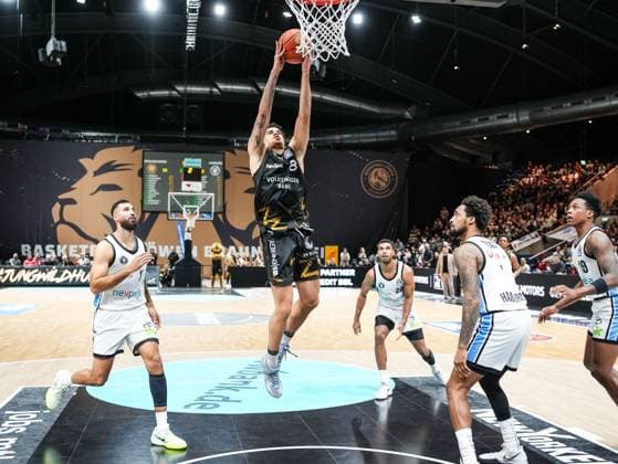 Joshua Obiesie (Basketball Loewen Braunschweig, 08) mit seinem Dunk gegen Kenneth Ogbe (Veolia Towers Hamburg, 25), Martin Breunig (Veolia Towers Hamburg, 13) und Jean-Pierre Tokoto II (Veolia Towers Hamburg, 07) Basketball Loewen Braunschweig vs. Veolia Towers Hamburg, Basketball, easyCredit Basketball Bundesliga, 7. Spieltag, Saison 2025 2026, 07.11.2025 Basketball Loewen Braunschweig vs. Veolia Towers Hamburg, Basketball, easyCredit Basketball Bundesliga, 7. Spieltag, Saison 2025 2026, 07.11.2025 Braunschweig Copyright: xEibner-Pressefoto DamianxKruczynx EP_DKI