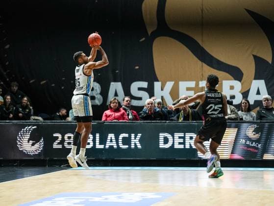 Kenneth Ogbe (Veolia Towers Hamburg, 25) macht die drei Punkte für sein Team. Grant Sherfield (Basketball Loewen Braunschweig, 25) ist zu spaet dran Basketball Loewen Braunschweig vs. Veolia Towers Hamburg, Basketball, easyCredit Basketball Bundesliga, 7. Spieltag, Saison 2025 2026, 07.11.2025 Basketball Loewen Braunschweig vs. Veolia Towers Hamburg, Basketball, easyCredit Basketball Bundesliga, 7. Spieltag, Saison 2025 2026, 07.11.2025 Braunschweig Copyright: xEibner-Pressefoto DamianxKruczynx EP_DKI