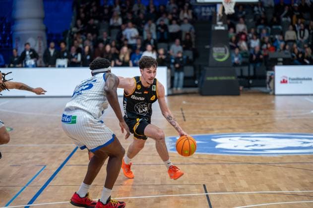 David Opowu Ejah (PS Karlsruhe Lions, 25), Gian Bahattin Aydinoglu (Bozic Estriche Knights Kirchheim, 04), GER, PS Karlsruhe Lions vs. Bozic Estriche Knights Kirchheim, BARMER 2. Basketball Bundesliga, 07. Spieltag, Saison 2025 2026, 07.11.2025 GER, PS Karlsruhe Lions vs. Bozic Estriche Knights Kirchheim, BARMER 2. Basketball Bundesliga, 07. Spieltag, Saison 2025 2026, 07.11..2025 Karlsruhe Copyright: xEibner-Pressefoto SilasxKunzx EP_SKZ