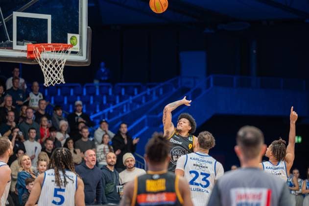 Tyrese Williams (PS Karlsruhe Lions, 05), Phillip Montreal Russell (Bozic Estriche Knights Kirchheim, 01), Tylan James Pope (Bozic Estriche Knights Kirchheim, 09), Maurice Marko Pluskota (PS Karlsruhe Lions, 23), GER, PS Karlsruhe Lions vs. Bozic Estriche Knights Kirchheim, BARMER 2. Basketball Bundesliga, 07. Spieltag, Saison 2025 2026, 07.11.2025 GER, PS Karlsruhe Lions vs. Bozic Estriche Knights Kirchheim, BARMER 2. Basketball Bundesliga, 07. Spieltag, Saison 2025 2026, 07.11..2025 Karlsruhe Copyright: xEibner-Pressefoto SilasxKunzx EP_SKZ