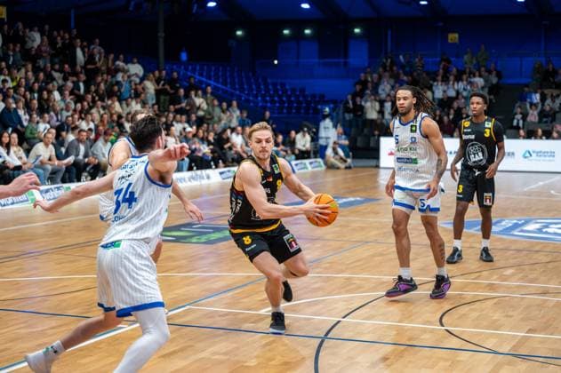David Allan Cohn (PS Karlsruhe Lions, 34), Lucas Mayer (Bozic Estriche Knights Kirchheim, 08), Tyrese Williams (PS Karlsruhe Lions, 05), Charles Tyrone Harris Jr. (Bozic Estriche Knights Kirchheim, 03), GER, PS Karlsruhe Lions vs. Bozic Estriche Knights Kirchheim, BARMER 2. Basketball Bundesliga, 07. Spieltag, Saison 2025 2026, 07.11.2025 GER, PS Karlsruhe Lions vs. Bozic Estriche Knights Kirchheim, BARMER 2. Basketball Bundesliga, 07. Spieltag, Saison 2025 2026, 07.11..2025 Karlsruhe Copyright: xEibner-Pressefoto SilasxKunzx EP_SKZ
