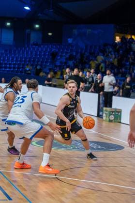 Maurice Marko Pluskota (PS Karlsruhe Lions, 23), Lucas Mayer (Bozic Estriche Knights Kirchheim, 08), GER, PS Karlsruhe Lions vs. Bozic Estriche Knights Kirchheim, BARMER 2. Basketball Bundesliga, 07. Spieltag, Saison 2025 2026, 07.11.2025 GER, PS Karlsruhe Lions vs. Bozic Estriche Knights Kirchheim, BARMER 2. Basketball Bundesliga, 07. Spieltag, Saison 2025 2026, 07.11..2025 Karlsruhe Copyright: xEibner-Pressefoto SilasxKunzx EP_SKZ
