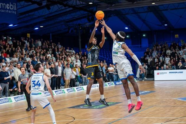 David Allan Cohn (PS Karlsruhe Lions, 34), Charles Tyrone Harris Jr. (Bozic Estriche Knights Kirchheim, 03), Wesley Chima Oba (PS Karlsruhe Lions, 07), GER, PS Karlsruhe Lions vs. Bozic Estriche Knights Kirchheim, BARMER 2. Basketball Bundesliga, 07. Spieltag, Saison 2025 2026, 07.11.2025 GER, PS Karlsruhe Lions vs. Bozic Estriche Knights Kirchheim, BARMER 2. Basketball Bundesliga, 07. Spieltag, Saison 2025 2026, 07.11..2025 Karlsruhe Copyright: xEibner-Pressefoto SilasxKunzx EP_SKZ