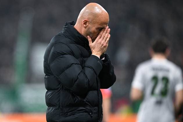 1. Bundesliga: SV Werder Bremen - VfL Wolfsburg am 07.11.2025 im Weserstadion in Bremen Trainer Paul Simonis (Wolfsburg) unzufrieden, enttäuscht, enttaeuscht, niedergeschlagen.