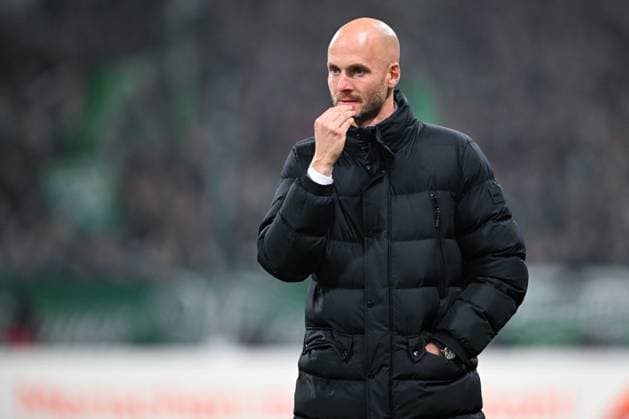 1. Bundesliga: SV Werder Bremen - VfL Wolfsburg am 07.11.2025 im Weserstadion in Bremen Trainer Paul Simonis (Wolfsburg) unzufrieden, enttäuscht, enttaeuscht, niedergeschlagen.