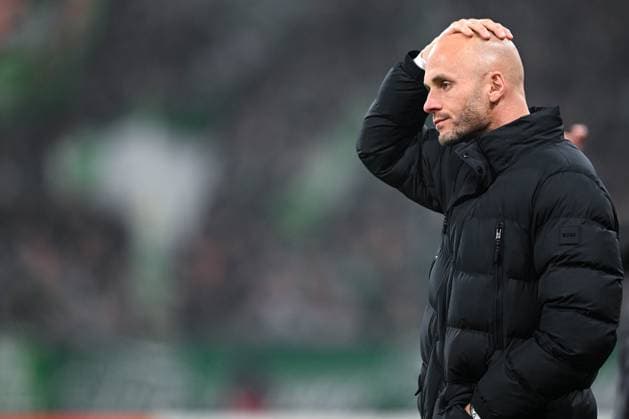 1. Bundesliga: SV Werder Bremen - VfL Wolfsburg am 07.11.2025 im Weserstadion in Bremen Trainer Paul Simonis (Wolfsburg) unzufrieden, enttäuscht, enttaeuscht, niedergeschlagen.