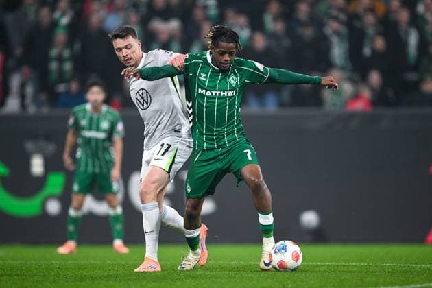 1. Bundesliga: SV Werder Bremen - VfL Wolfsburg am 07.11.2025 im Weserstadion in Bremen Dzenan Pejcinovic (Wolfsburg) im Zweikampf gegen Samuel Mbangula (Bremen)