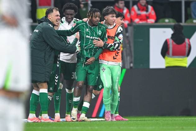 1. Bundesliga: SV Werder Bremen - VfL Wolfsburg am 07.11.2025 im Weserstadion in Bremen Jubel, Torjubel, Torschuetze, Torschütze Samuel Mbangula (Bremen) nach seinem Tort zum 2:1