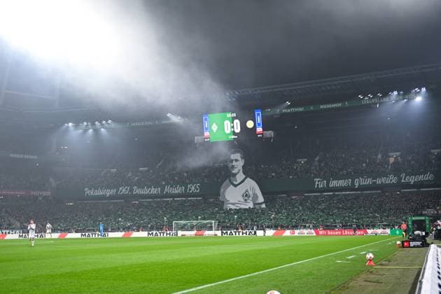 1. Bundesliga: SV Werder Bremen - VfL Wolfsburg am 07.11.2025 im Weserstadion in Bremen Fans des SV Werder Bremen mit einer Choreografie für Max Lorenz