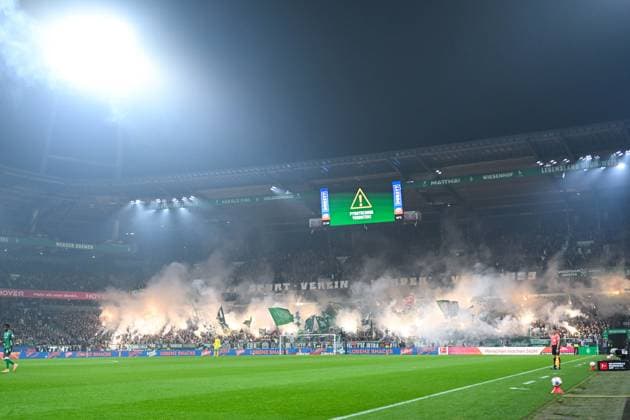 1. Bundesliga: SV Werder Bremen - VfL Wolfsburg am 07.11.2025 im Weserstadion in Bremen Fans aus Bremen zünden bengalisches Feuer.