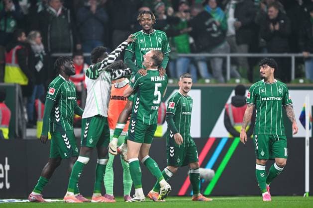 1. Bundesliga: SV Werder Bremen - VfL Wolfsburg am 07.11.2025 im Weserstadion in Bremen Jubel, Torjubel, Torschuetze, Torschütze Samuel Mbangula (Bremen) nach seinem Tort zum 2:1 mit Amos Pieper (Bremen)
