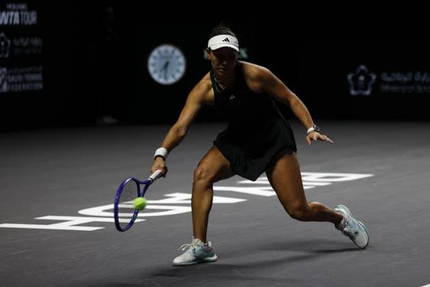 (251108) -- RIYADH, Nov. 8, 2025 -- Jessica Pegula hits a return during the semifinal between Elena Rybakina of Kazakhstan and Jessica Pegula of the United States at WTA, Tennis Damen Finals tennis tournament in Riyadh, Saudi Arabia, Nov. 7, 2025. ) (SP)SAUDI ARABIA-RIYADH-TENNIS-WTA FINALS-SEMIFINAL WangxHaizhou 