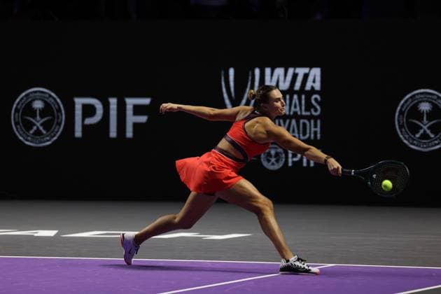 (251108) -- RIYADH, Nov. 8, 2025 -- Aryna Sabalenka of Belarus returns a ball during the semifinal against Amanda Anisimova of the United States at WTA, Tennis Damen Finals tennis tournament in Riyadh, Saudi Arabia, Nov. 7, 2025. ) (SP)SAUDI ARABIA-RIYADH-TENNIS-WTA FINALS-SEMIFINAL WangxHaizhou 