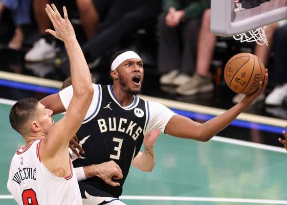 (251108) -- MILWAUKEE, Nov. 8, 2025 -- Milwaukee Bucks Myles Turner (R) goes for a layup during the 2025-2026 NBA, Basketball Herren, USA regular season game between Milwaukee Bucks and Chicago Bulls in Milwaukee, the United States, on Nov. 7, 2025. (Photo by Xinhua) (SP)U.S.-MILWAUKEE-BASKETBALL-NBA-BUCKS VS BULLS JoelxLerner 