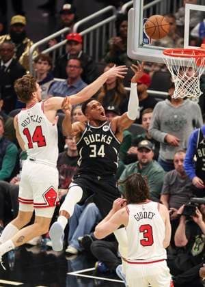 (251108) -- MILWAUKEE, Nov. 8, 2025 -- Milwaukee Bucks Giannis Antetokounmpo (C) goes to the basket during the 2025-2026 NBA, Basketball Herren, USA regular season game between Milwaukee Bucks and Chicago Bulls in Milwaukee, the United States, on Nov. 7, 2025. (Photo by Xinhua) (SP)U.S.-MILWAUKEE-BASKETBALL-NBA-BUCKS VS BULLS JoelxLerner 