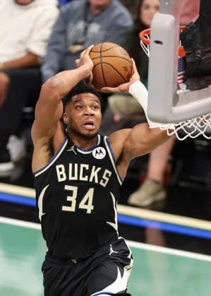 (251108) -- MILWAUKEE, Nov. 8, 2025 -- Milwaukee Bucks Giannis Antetokounmpo dunks during the 2025-2026 NBA, Basketball Herren, USA regular season game between Milwaukee Bucks and Chicago Bulls in Milwaukee, the United States, on Nov. 7, 2025. (Photo by Xinhua) (SP)U.S.-MILWAUKEE-BASKETBALL-NBA-BUCKS VS BULLS JoelxLerner 