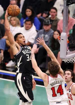 (251108) -- MILWAUKEE, Nov. 8, 2025 -- Milwaukee Bucks Giannis Antetokounmpo (L) dunks during the 2025-2026 NBA, Basketball Herren, USA regular season game between Milwaukee Bucks and Chicago Bulls in Milwaukee, the United States, on Nov. 7, 2025. (Photo by Xinhua) (SP)U.S.-MILWAUKEE-BASKETBALL-NBA-BUCKS VS BULLS JoelxLerner 