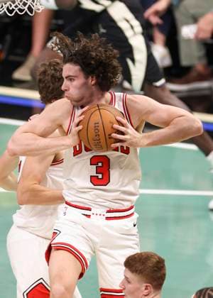 (251108) -- MILWAUKEE, Nov. 8, 2025 -- Chicago Bulls Josh Giddey competes during the 2025-2026 NBA, Basketball Herren, USA regular season game between Milwaukee Bucks and Chicago Bulls in Milwaukee, the United States, on Nov. 7, 2025. (Photo by Xinhua) (SP)U.S.-MILWAUKEE-BASKETBALL-NBA-BUCKS VS BULLS JoelxLerner 