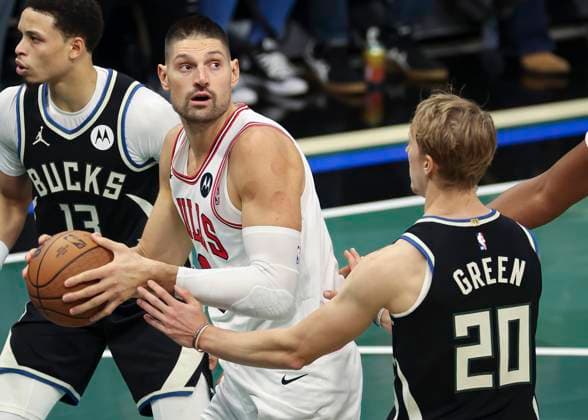 (251108) -- MILWAUKEE, Nov. 8, 2025 -- Chicago Bulls Nikola Vucevic (C) competes during the 2025-2026 NBA, Basketball Herren, USA regular season game between Milwaukee Bucks and Chicago Bulls in Milwaukee, the United States, on Nov. 7, 2025. (Photo by Xinhua) (SP)U.S.-MILWAUKEE-BASKETBALL-NBA-BUCKS VS BULLS JoelxLerner 