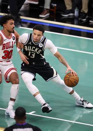 (251108) -- MILWAUKEE, Nov. 8, 2025 -- Milwaukee Bucks Ryan Rollins (R) competes during the 2025-2026 NBA, Basketball Herren, USA regular season game between Milwaukee Bucks and Chicago Bulls in Milwaukee, the United States, on Nov. 7, 2025. (Photo by Xinhua) (SP)U.S.-MILWAUKEE-BASKETBALL-NBA-BUCKS VS BULLS JoelxLerner 
