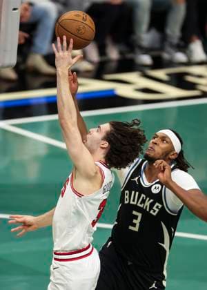 (251108) -- MILWAUKEE, Nov. 8, 2025 -- Chicago Bulls Josh Giddey (L) goes for a layup during the 2025-2026 NBA, Basketball Herren, USA regular season game between Milwaukee Bucks and Chicago Bulls in Milwaukee, the United States, on Nov. 7, 2025. (Photo by Xinhua) (SP)U.S.-MILWAUKEE-BASKETBALL-NBA-BUCKS VS BULLS JoelxLerner 
