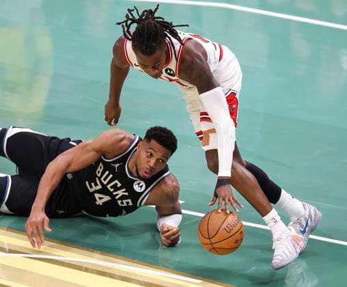 (251108) -- MILWAUKEE, Nov. 8, 2025 -- Chicago Bulls Ayo Dosunmu (top) vies with Milwaukee Bucks Giannis Antetokounmpo during the 2025-2026 NBA, Basketball Herren, USA regular season game between Milwaukee Bucks and Chicago Bulls in Milwaukee, the United States, on Nov. 7, 2025. (Photo by Xinhua) (SP)U.S.-MILWAUKEE-BASKETBALL-NBA-BUCKS VS BULLS JoelxLerner 