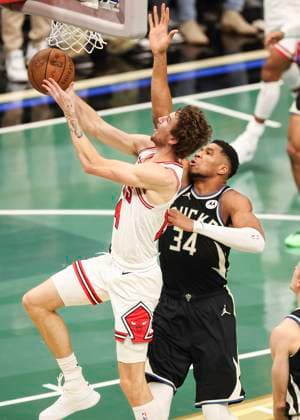 (251108) -- MILWAUKEE, Nov. 8, 2025 -- Chicago Bulls Matas Buzelis (front) goes for a layup during the 2025-2026 NBA, Basketball Herren, USA regular season game between Milwaukee Bucks and Chicago Bulls in Milwaukee, the United States, on Nov. 7, 2025. (Photo by Xinhua) (SP)U.S.-MILWAUKEE-BASKETBALL-NBA-BUCKS VS BULLS JoelxLerner 