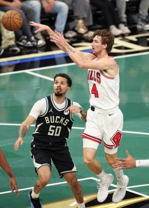 (251108) -- MILWAUKEE, Nov. 8, 2025 -- Chicago Bulls Matas Buzelis (R) passes the ball during the 2025-2026 NBA, Basketball Herren, USA regular season game between Milwaukee Bucks and Chicago Bulls in Milwaukee, the United States, on Nov. 7, 2025. (Photo by Xinhua) (SP)U.S.-MILWAUKEE-BASKETBALL-NBA-BUCKS VS BULLS JoelxLerner 