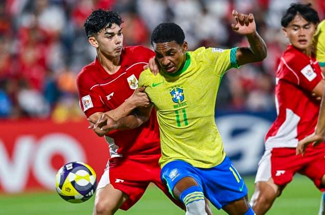 (251108) -- DOHA, Nov. 8, 2025 -- Kayke (front R) of Brazil vies with Mathew Baker (front L) of Indonesia during the group H match between Brazil and Indonesia of FIFA U17, U 17 World cup Qatar 2025 in Doha, Qatar, on Nov. 7, 2025. (Photo by Xinhua) (SP)QATAR-DOHA-FIFA U17 WORLD CUP 2025-BRAZIL V INDONESIA Nikku 