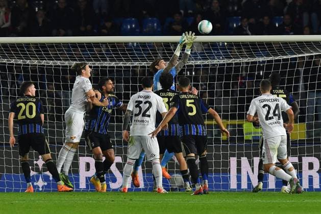 Adrian Semper (Pisa) saves during Pisa SC vs US Cremonese, Italian soccer Serie A match in Pisa, Italy, November 07 2025  Copyright: xGabrielexMasotti IPAxSportx xipa-agency.netx xx IPA_67676831 IPA_Agency_IPA67676831