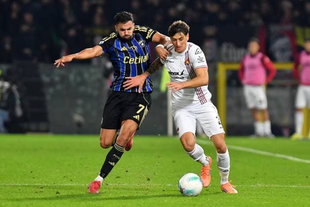 Mehdi Leris (Pisa) Romano Floriani Mussolini (Cremonese) during Pisa SC vs US Cremonese, Italian soccer Serie A match in Pisa, Italy, November 07 2025  Copyright: xGabrielexMasotti IPAxSportx xipa-agency.netx xx IPA_67676844 IPA_Agency_IPA67676844
