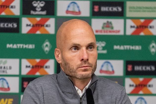Deutschland, Fussball, 1. Bundesliga, 10. Spieltag, 2025 2026, Werder Bremen - VfL Wolfsburg am 07.11. in Bremen (Weserstadion): Paul Simonis (Trainer VfL Wolfsburg) auf der PK nach dem Spiel. Copyright: xSvenxHeidmannx