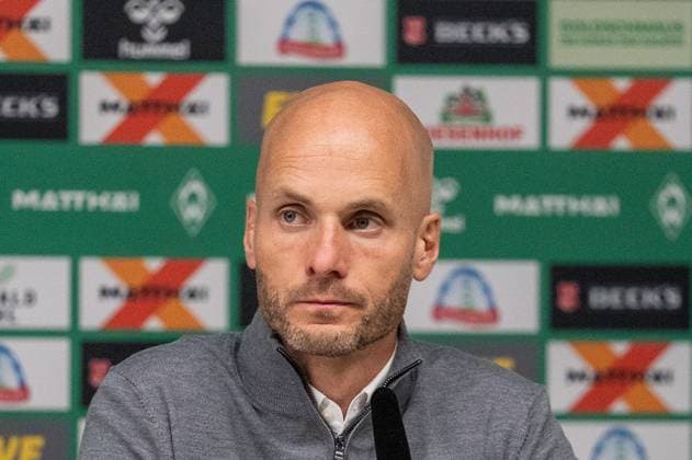 Deutschland, Fussball, 1. Bundesliga, 10. Spieltag, 2025 2026, Werder Bremen - VfL Wolfsburg am 07.11. in Bremen (Weserstadion): Paul Simonis (Trainer VfL Wolfsburg) auf der PK nach dem Spiel. Copyright: xSvenxHeidmannx