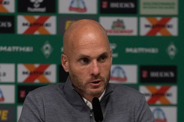 Deutschland, Fussball, 1. Bundesliga, 10. Spieltag, 2025 2026, Werder Bremen - VfL Wolfsburg am 07.11. in Bremen (Weserstadion): Paul Simonis (Trainer VfL Wolfsburg) auf der PK nach dem Spiel. Copyright: xSvenxHeidmannx