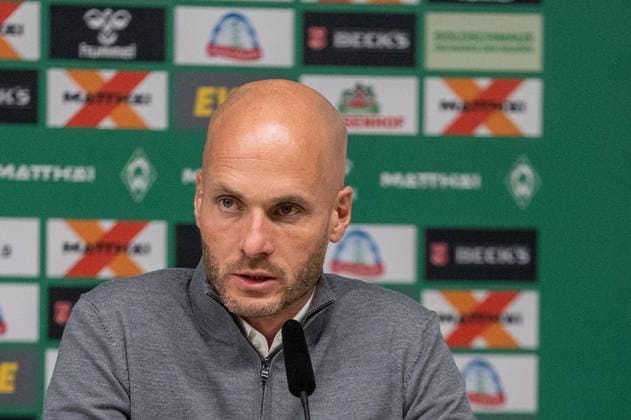 Deutschland, Fussball, 1. Bundesliga, 10. Spieltag, 2025 2026, Werder Bremen - VfL Wolfsburg am 07.11. in Bremen (Weserstadion): Paul Simonis (Trainer VfL Wolfsburg) auf der PK nach dem Spiel. Copyright: xSvenxHeidmannx