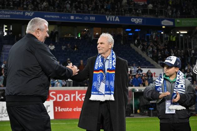 Bernard Dietz wurde vom DFB zum Ehrenspielführer der deutschen Nationalmannschaft ernannt, links Peter Frymuth (DFB Vizepräsident) 07.11.2025, Fussball, 3. Liga, Saison 2025 26, 14. Spieltag, MSV Duisburg - SV Waldhof Mannheim 2:1 DFB regulations prohibit any use of photographs as image sequences and or quasi-video Duisburg Schauinsland Reisen Arena Nordrhein Westfalen Deutschland