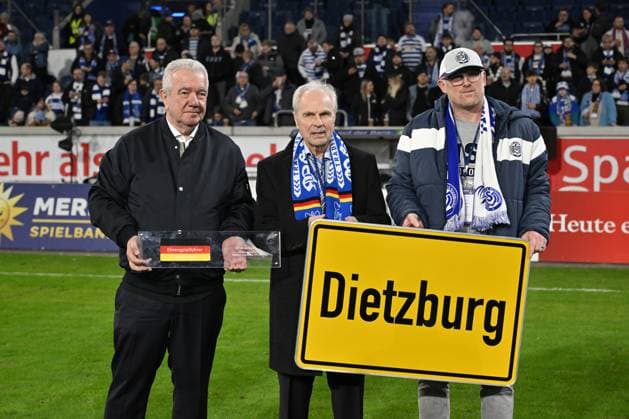 Bernard Dietz wurde vom DFB zum Ehrenspielführer der deutschen Nationalmannschaft ernannt und bekam von Duisburgs Oberbürgermeister Sören Link ein Ortsschild DIETZBURG, links Peter Frymuth (DFB Vizepräsident). 07.11.2025, Fussball, 3. Liga, Saison 2025 26, 14. Spieltag, MSV Duisburg - SV Waldhof Mannheim 2:1 DFB regulations prohibit any use of photographs as image sequences and or quasi-video Duisburg Schauinsland Reisen Arena Nordrhein Westfalen Deutschland