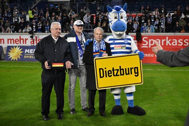 Bernard Dietz wurde vom DFB zum Ehrenspielführer der deutschen Nationalmannschaft ernannt, v.li., Peter Frymuth (DFB Vizepräsident), Duisburgs Oberbürgermeister Sören Link, Bernard Dietz, Zebra Maskottchen Ennatz 07.11.2025, Fussball, 3. Liga, Saison 2025 26, 14. Spieltag, MSV Duisburg - SV Waldhof Mannheim 2:1 DFB regulations prohibit any use of photographs as image sequences and or quasi-video Duisburg Schauinsland Reisen Arena Nordrhein Westfalen Deutschland