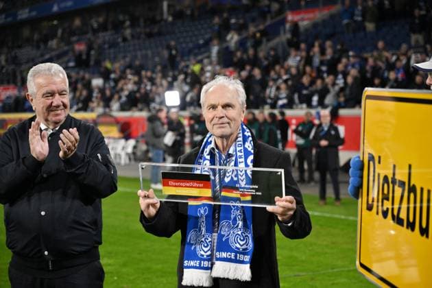Bernard Dietz wurde vom DFB zum Ehrenspielführer der deutschen Nationalmannschaft ernannt, links Peter Frymuth (DFB Vizepräsident) 07.11.2025, Fussball, 3. Liga, Saison 2025 26, 14. Spieltag, MSV Duisburg - SV Waldhof Mannheim 2:1 DFB regulations prohibit any use of photographs as image sequences and or quasi-video Duisburg Schauinsland Reisen Arena Nordrhein Westfalen Deutschland