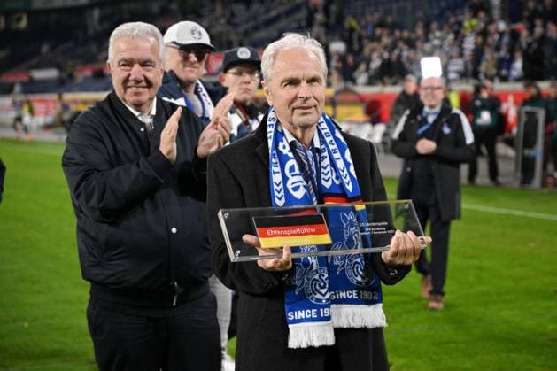 Bernard Dietz wurde vom DFB zum Ehrenspielführer der deutschen Nationalmannschaft ernannt, links Peter Frymuth (DFB Vizepräsident) 07.11.2025, Fussball, 3. Liga, Saison 2025 26, 14. Spieltag, MSV Duisburg - SV Waldhof Mannheim 2:1 DFB regulations prohibit any use of photographs as image sequences and or quasi-video Duisburg Schauinsland Reisen Arena Nordrhein Westfalen Deutschland