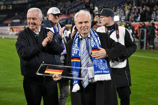 Bernard Dietz wurde vom DFB zum Ehrenspielführer der deutschen Nationalmannschaft ernannt, links Peter Frymuth (DFB Vizepräsident) 07.11.2025, Fussball, 3. Liga, Saison 2025 26, 14. Spieltag, MSV Duisburg - SV Waldhof Mannheim 2:1 DFB regulations prohibit any use of photographs as image sequences and or quasi-video Duisburg Schauinsland Reisen Arena Nordrhein Westfalen Deutschland